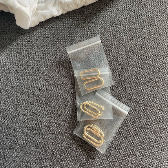 Twisted gold hoop earrings - Picture 2 of 2